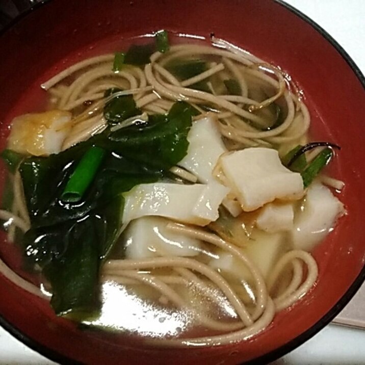 竹輪とワカメの蕎麦